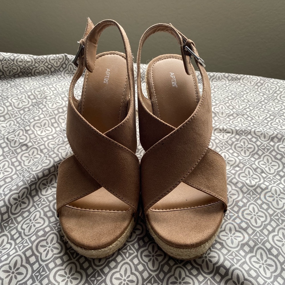 Apt 9 Woman’s Tan Wedges 7.5